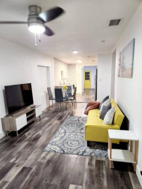 Cheerful 2 bedroom home near Ybor!, Tampa